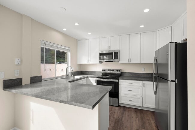 Building Photo - Spacious 4-Bedroom 2.5-Bathroom Townhome 5...