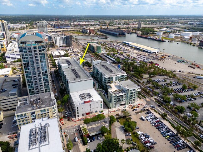 Building Photo - "Experience Urban Elegance: Spacious 2BR/2BA Condo in the Heart of Tampa!"