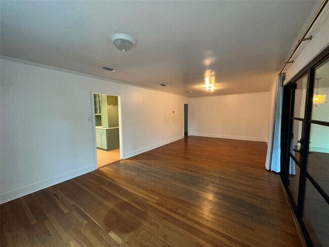 Building Photo - 4711 Fairview Dr