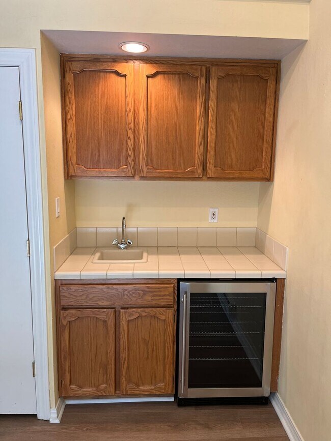 Building Photo - Available Now! 4 bedroom, 2.5 bath unit