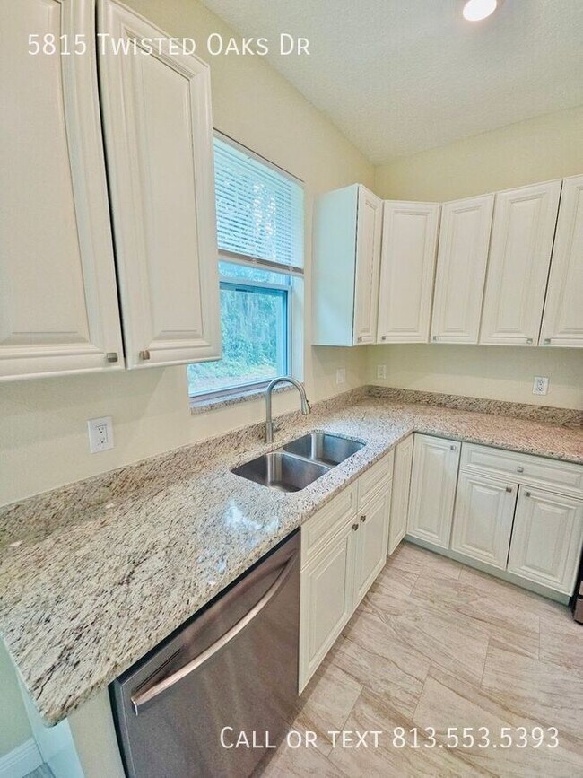 Building Photo - 5815 Twisted Oaks Dr