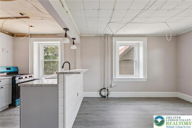 Building Photo - 313 Edgewood Dr