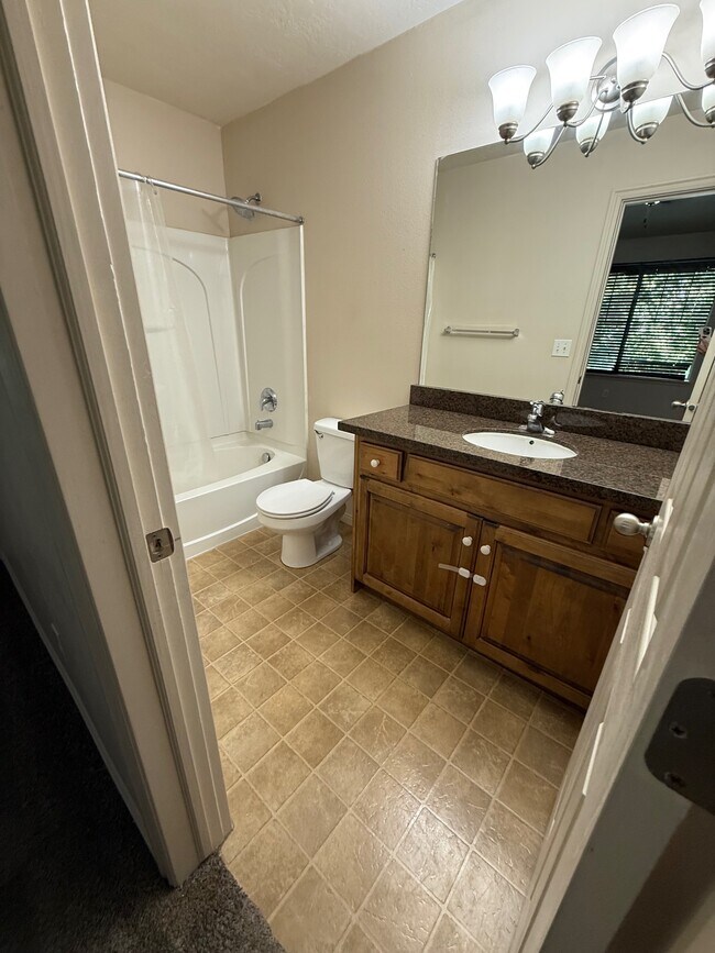 Master bathroom - 981 Independence Ave