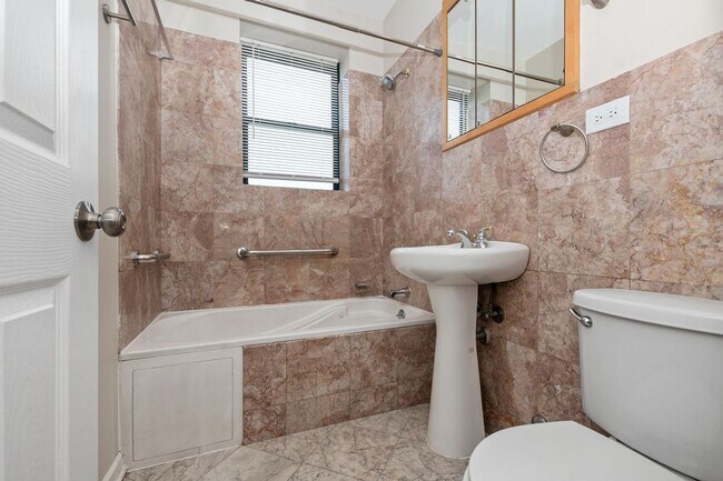 Building Photo - Two Bedroom Condo Unit in South Shore!