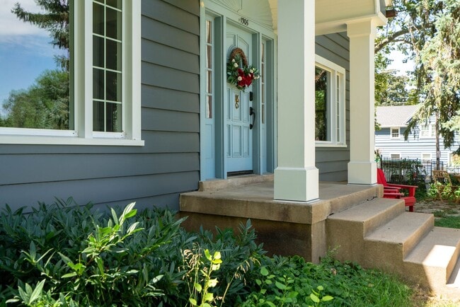 Building Photo - Charming 4 Bed, 2/5 Bath East Bench House