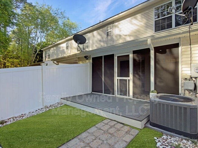 Building Photo - 502 Tree Branch Cir