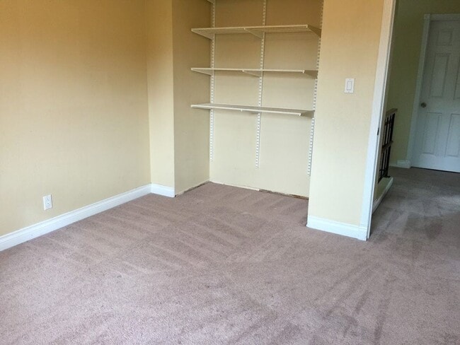 Building Photo - Escondido 3 Br Gated LOVELY Townhome 2 pat...