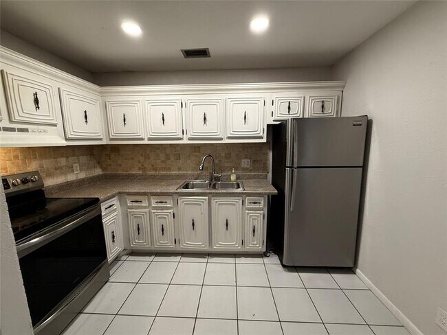 Building Photo - 511 W Kalmia Dr