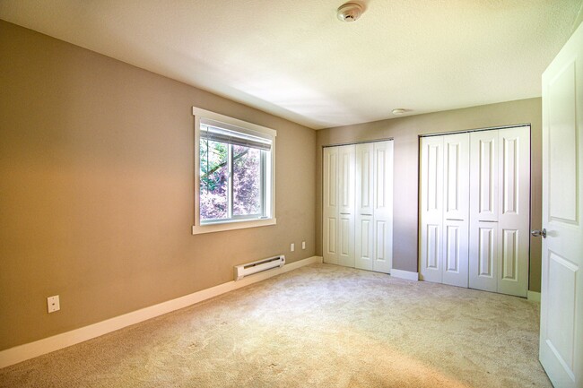 Building Photo - Redmond- One Bedroom Condo located at the ...