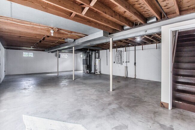 Building Photo - Pet Friendly, Renovated Home in Fox School District