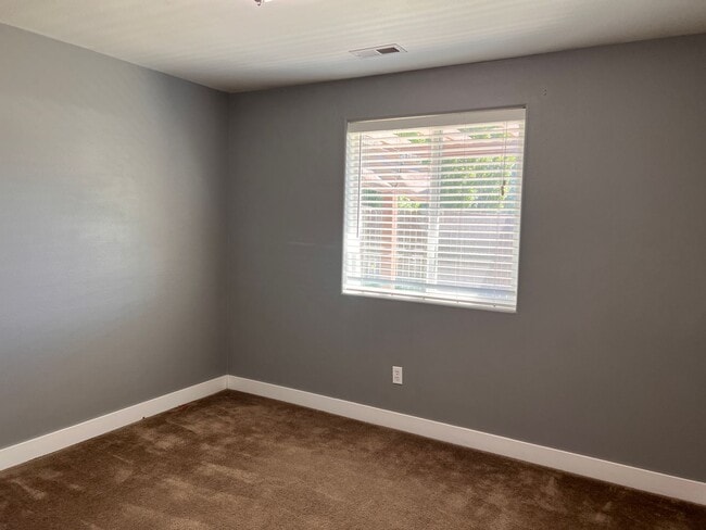 Building Photo - Private location in Crossroad Neighborhood!