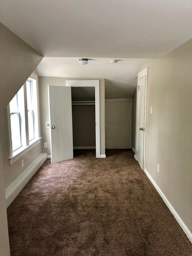 Building Photo - Completely renovated spacious single famil...