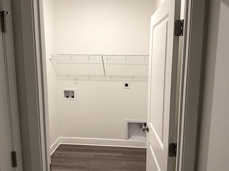 Building Photo - 5702 Lakemont Dr