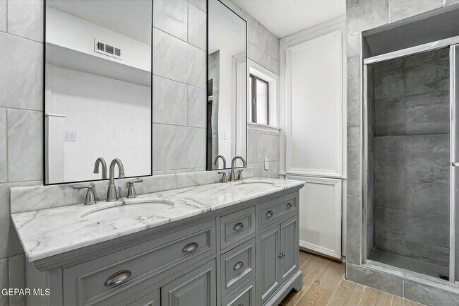 Building Photo - 513 Cardon St