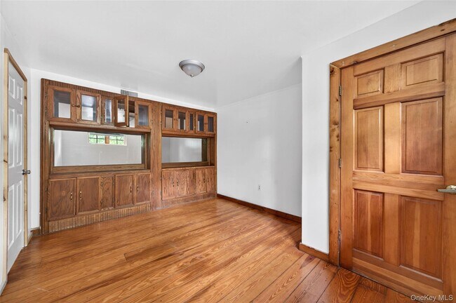 Building Photo - 79 Quaker Hill Rd