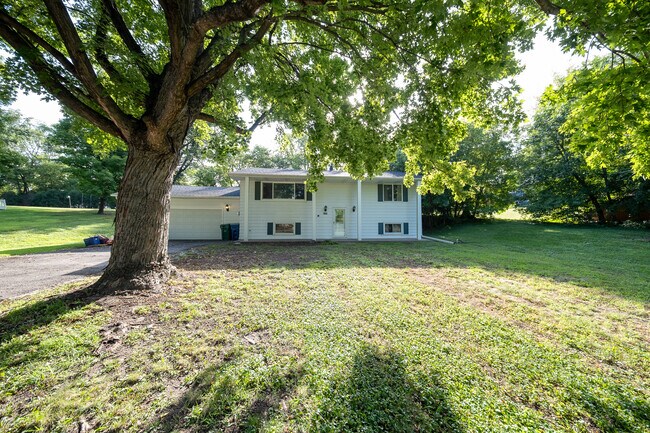 Building Photo - 3800 Fernbrook Ln N