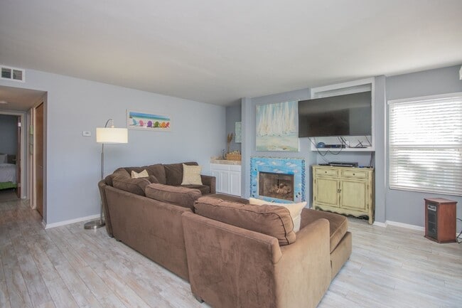 Building Photo - 2 Bed & 2 Bath Beach Condo with ocean view!