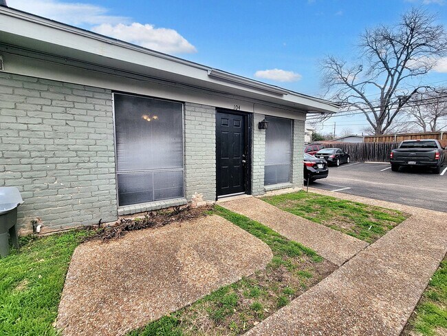 Building Photo - 618 W 51st St