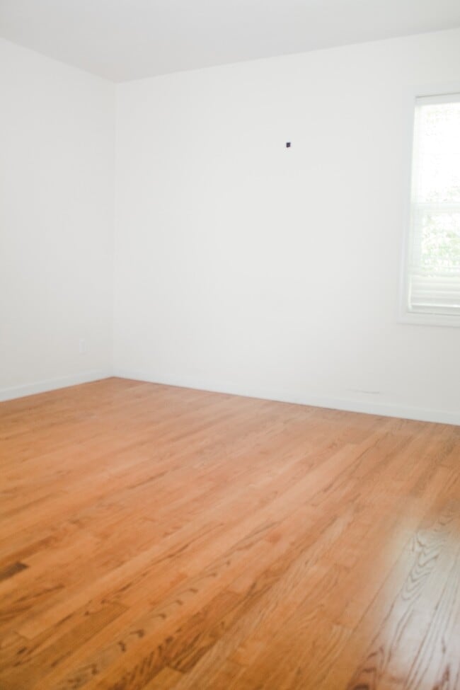 Building Photo - Remodeled 3 Bedroom