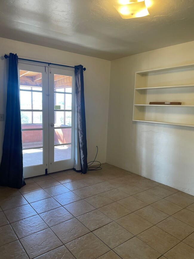Building Photo - Lovely 3 Bedroom House with Stunning Mount...