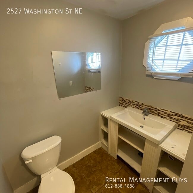 Building Photo - 4 Bedroom Home! Updated Kitchen and Office!