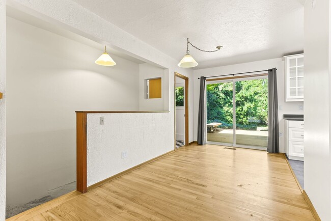 Building Photo - 9877 SE 33rd Ave
