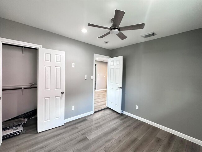 Building Photo - 4519 Oak Shadows Dr