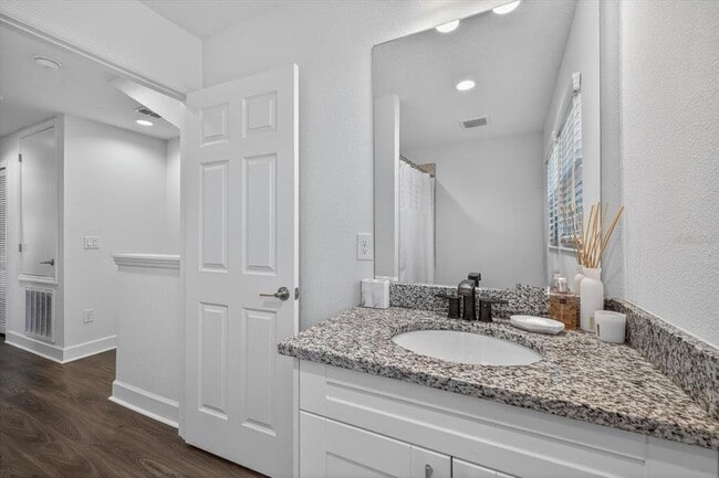 Building Photo - 115 E Broad St