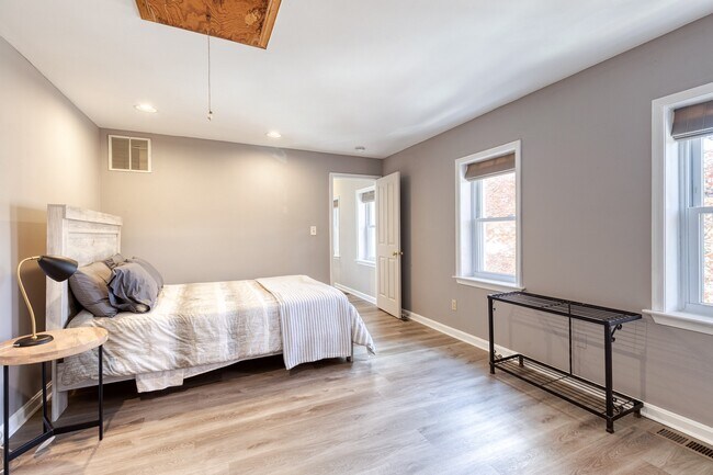 Building Photo - 447 Gittings St