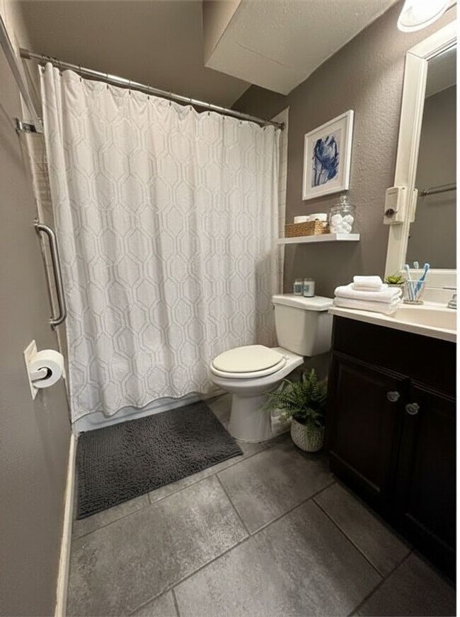 Building Photo - Charming 2-Bedroom Apartment in Central Austin – Vintage Hills Cv