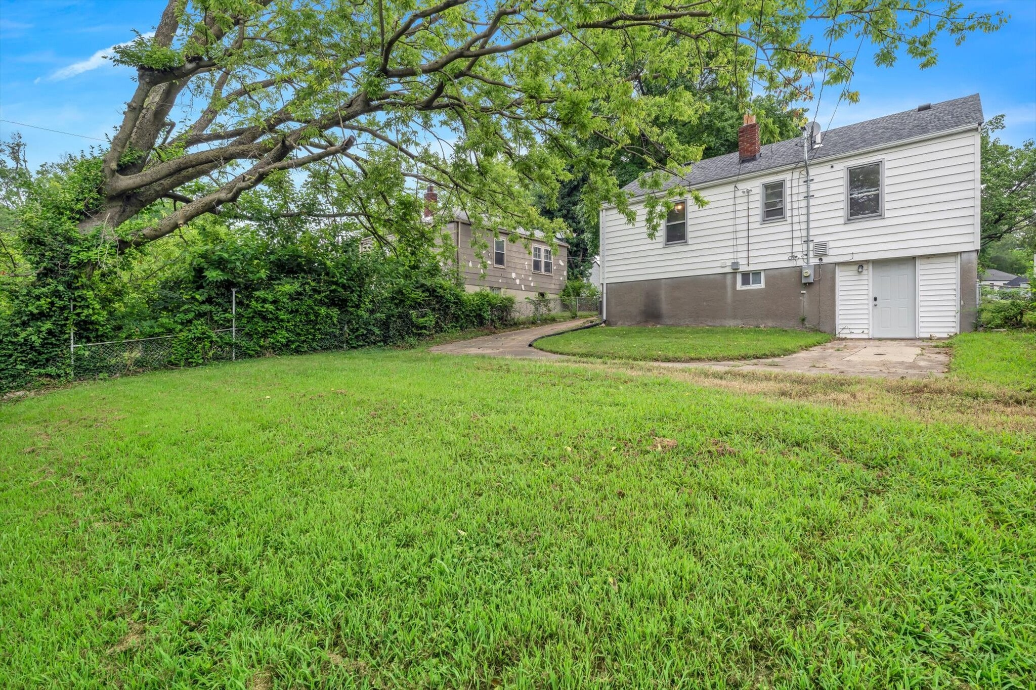 Building Photo - 7120 Roslyn Dr