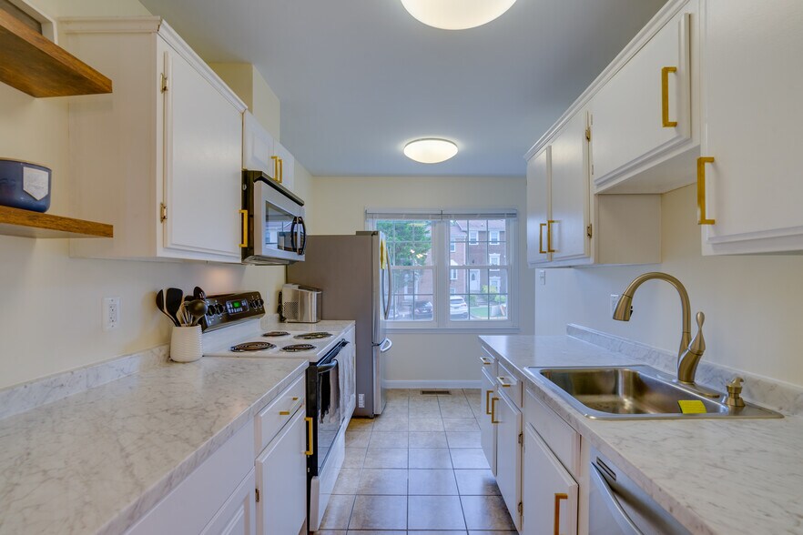 Kitchen - 13809 Newport Ln