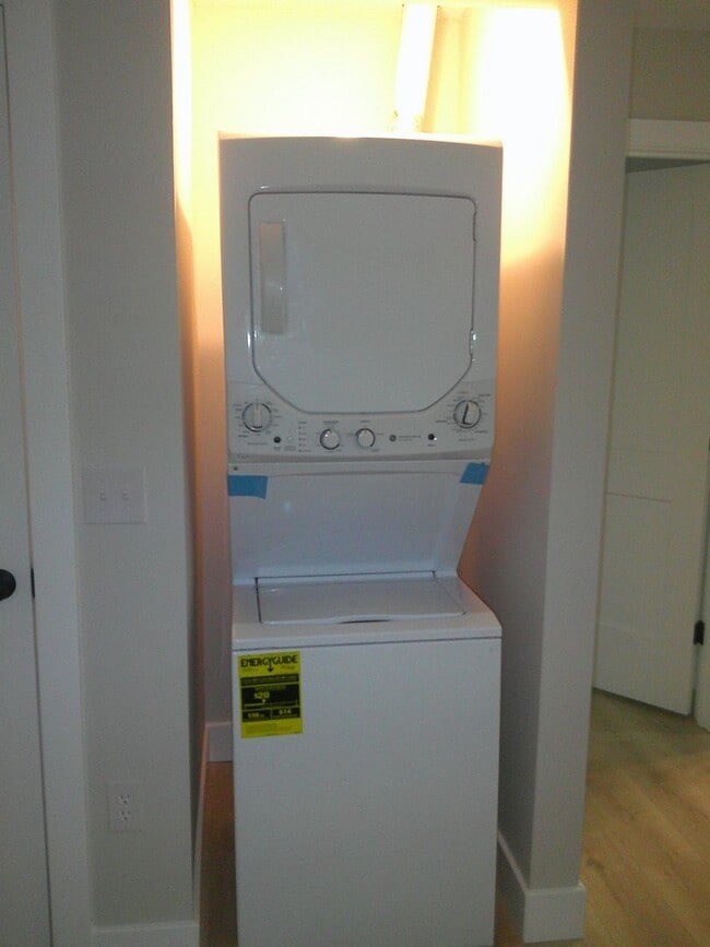 Building Photo - Fully Remodeled 2 Bed 1 Bath House