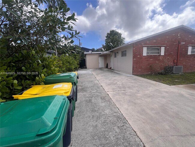 Building Photo - 5010 SW 26th Ave