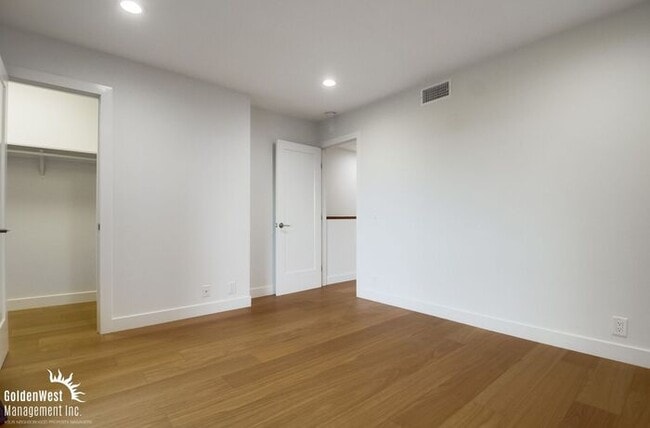 Building Photo - Modern 2Bdm 1.5Ba Townhome in Point Loma w...