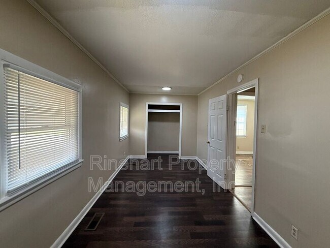 Building Photo - 242 S Cherry Rd
