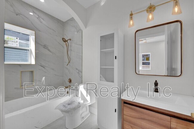 Building Photo - 1720 34th Pl N