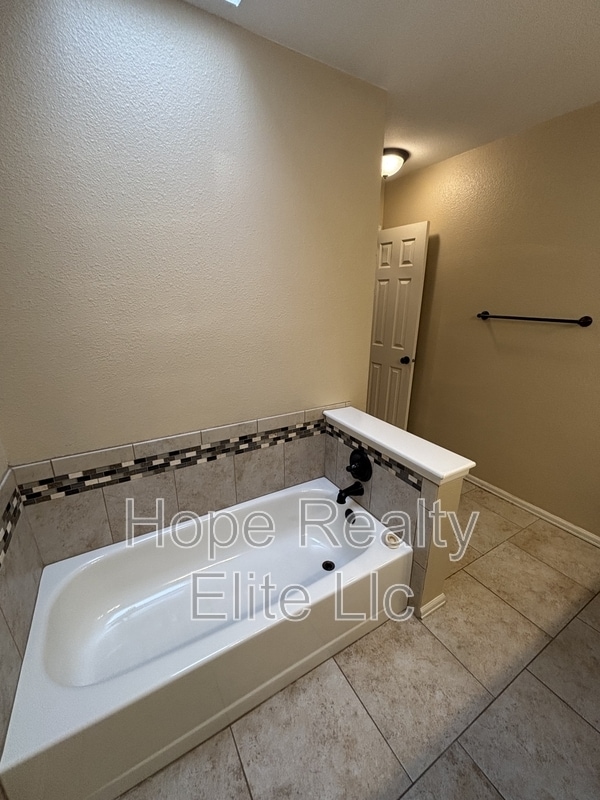 Building Photo - 2079 Sussex Ln