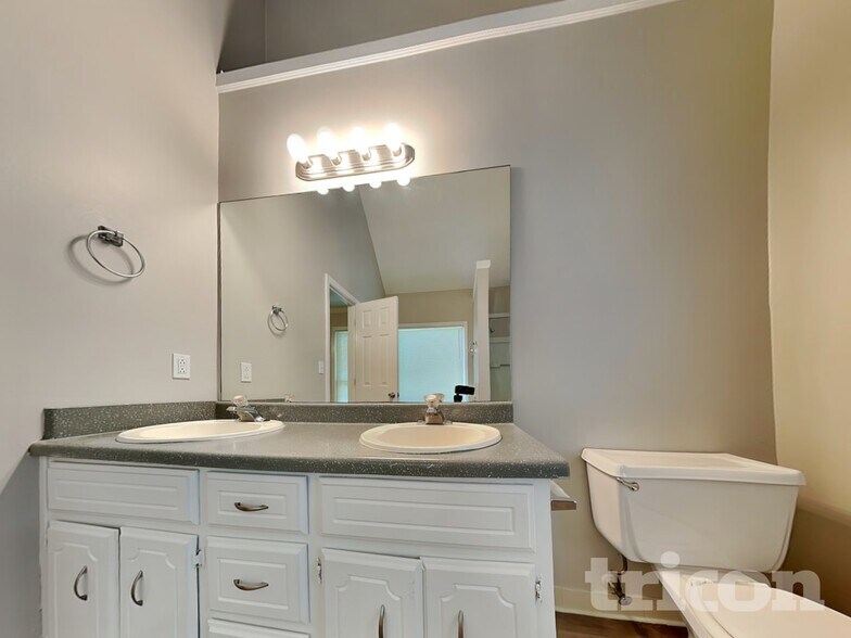 Building Photo - 40 Fair Ridge Ct
