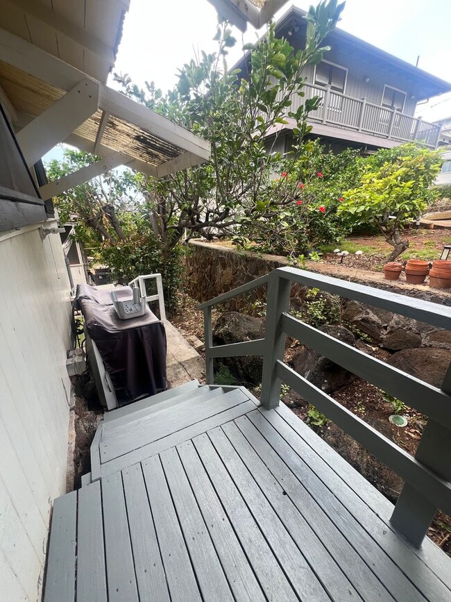 Building Photo - 1 Bedroom Cottage in Kaimuki, Full Kitchen...