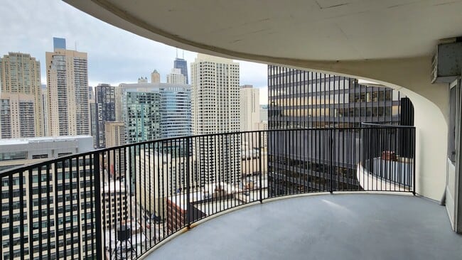 Building Photo - 300 N State St