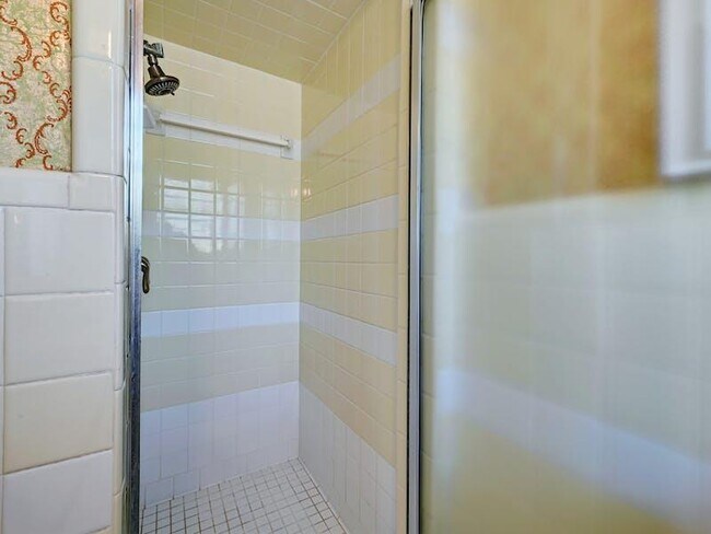 Building Photo - 1802 Temple Dr