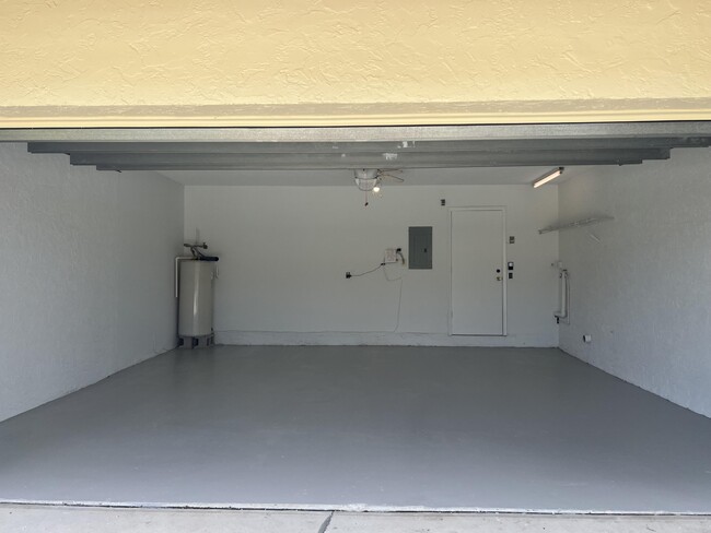 Building Photo - 9775 Sun Pointe Dr