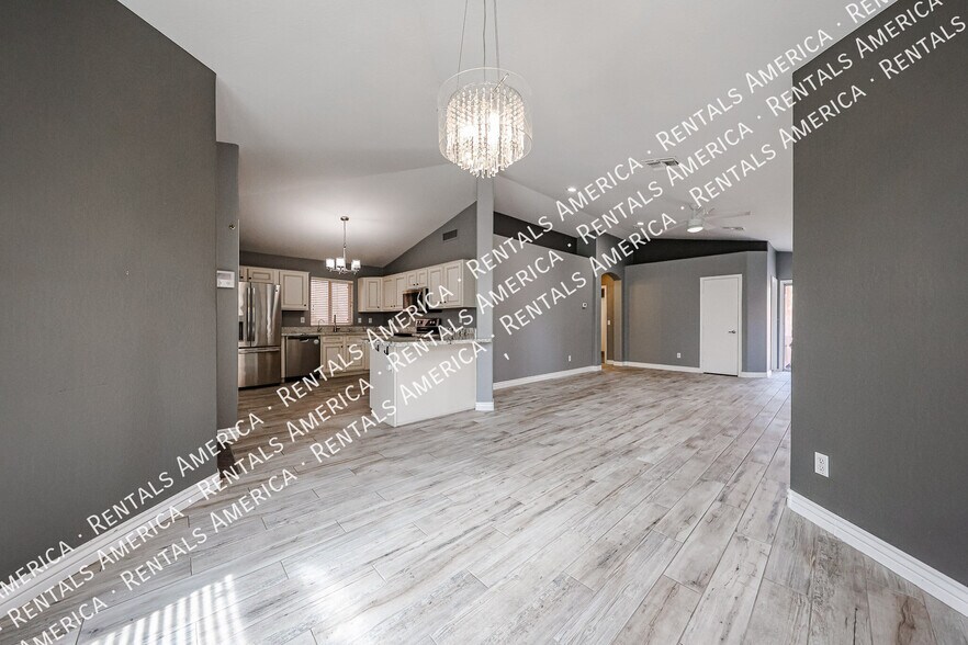 Building Photo - 4524 E Glenhaven Dr
