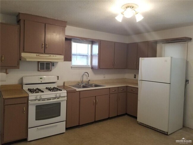 Building Photo - 2617 Daytona Ave