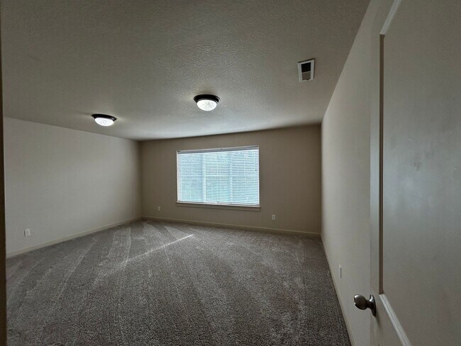 Building Photo - Spacious 4 Bed, 2.5 Bath Home!