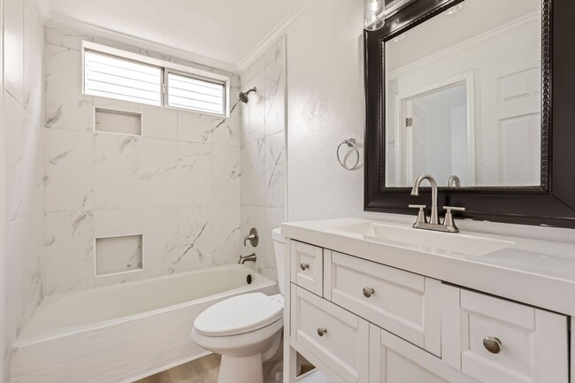 Building Photo - **Spacious, Light-Filled 4 bed, 4 bath wit...