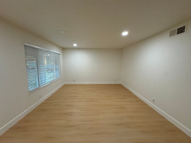 Building Photo - New Remodeled, Walking distance to Union C...