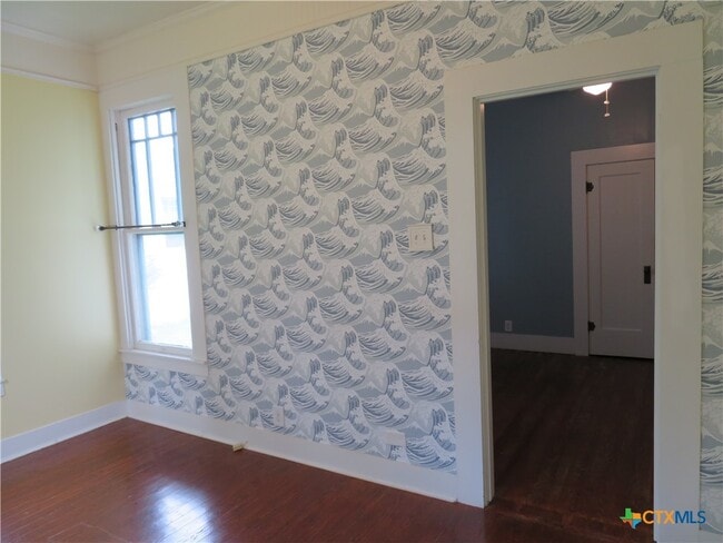 Building Photo - 610 E Krezdorn St