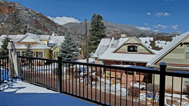Building Photo - Beautiful Manitou Home With Sweeping Mount...